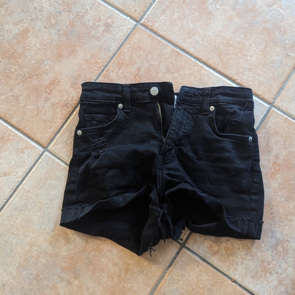 Size 4 H&M black denim shorts - Picture 1 of 3